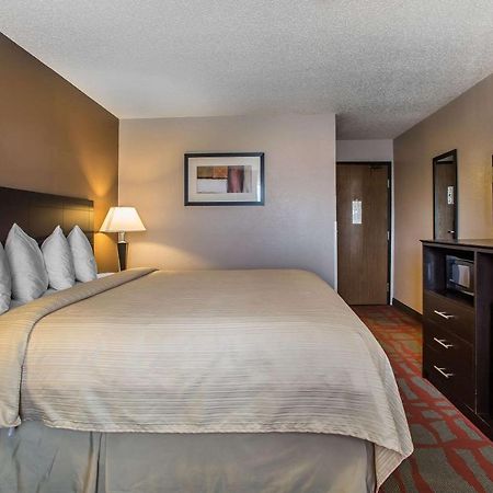 Quality Inn & Suites West Bend Екстериор снимка