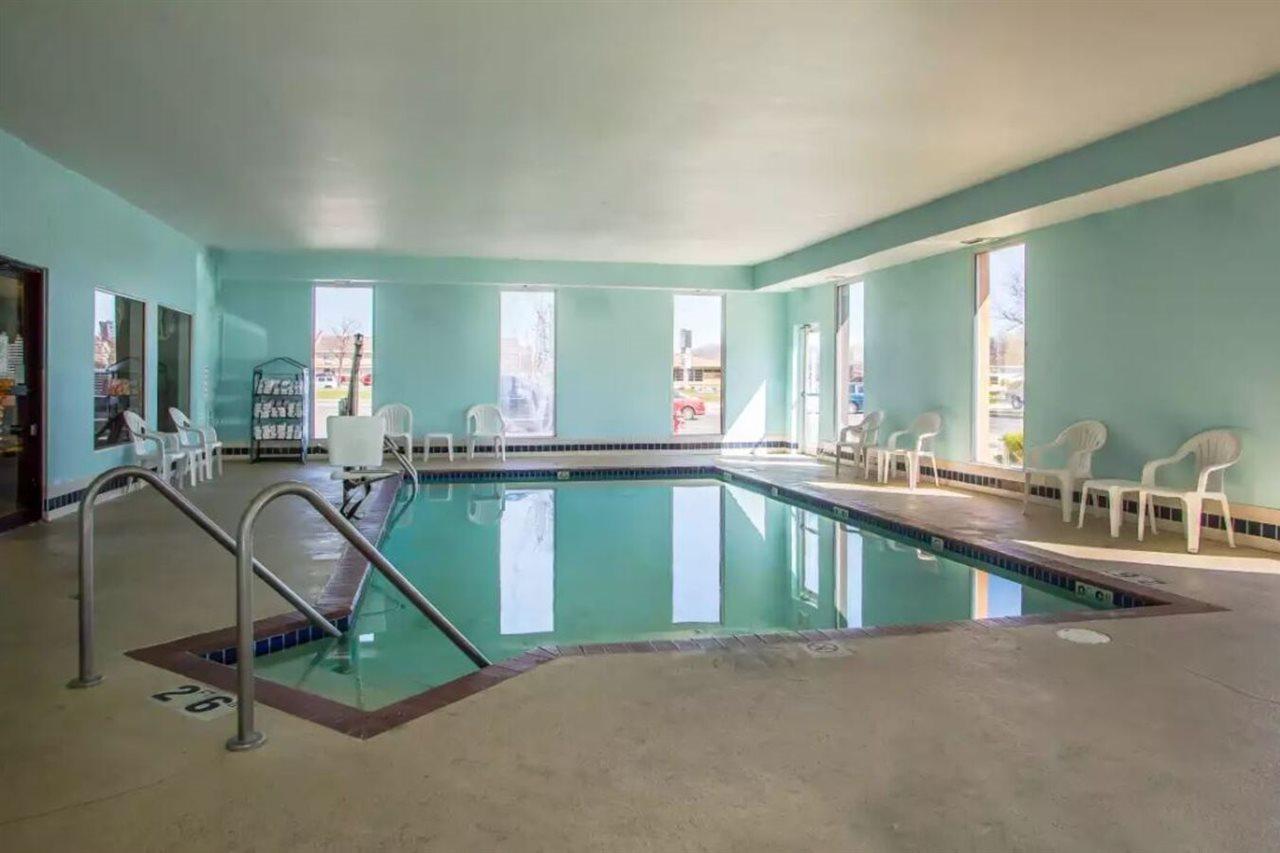 Quality Inn & Suites West Bend Екстериор снимка