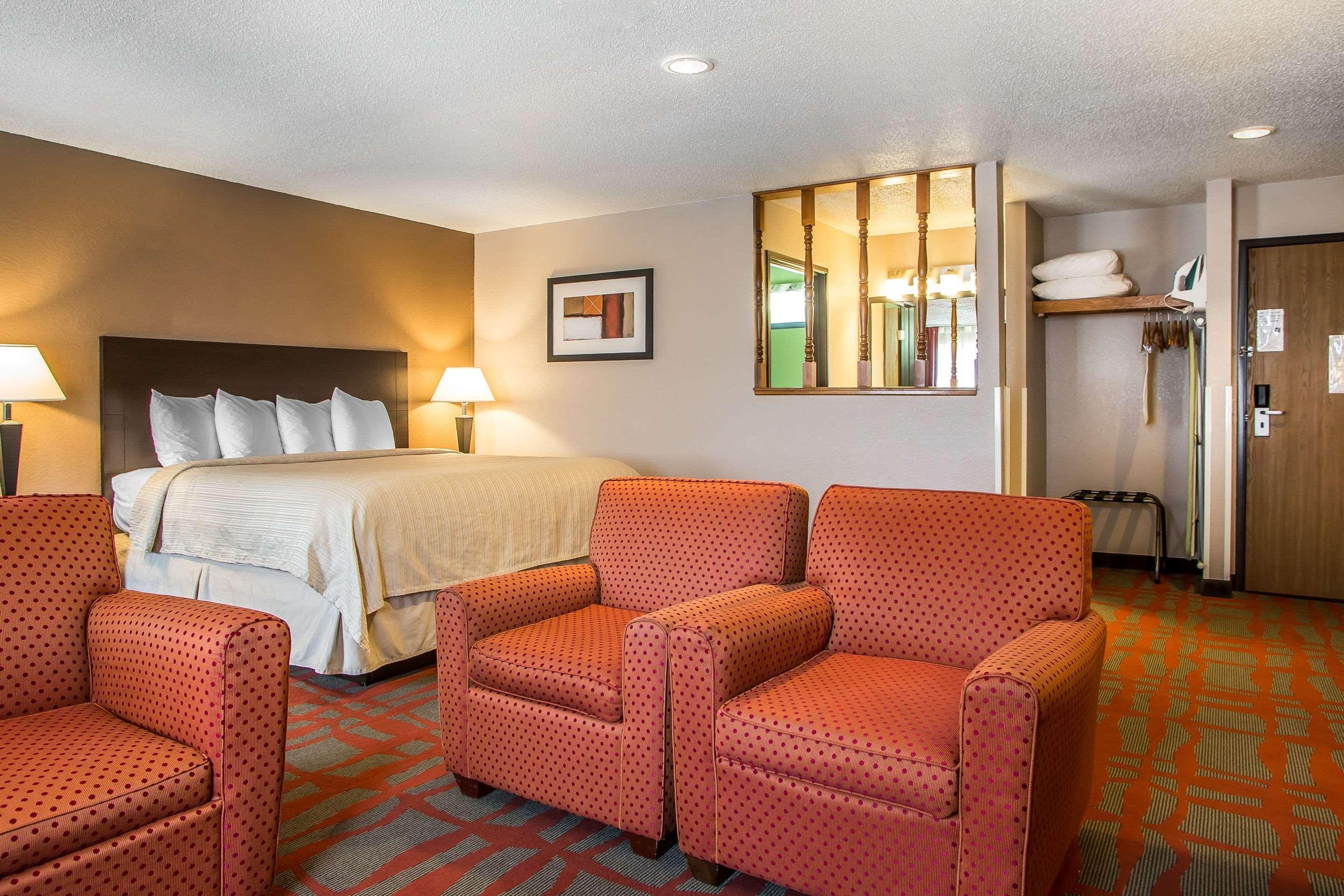 Quality Inn & Suites West Bend Екстериор снимка