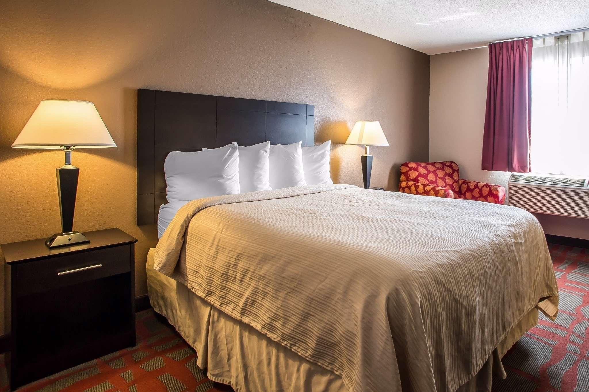 Quality Inn & Suites West Bend Екстериор снимка