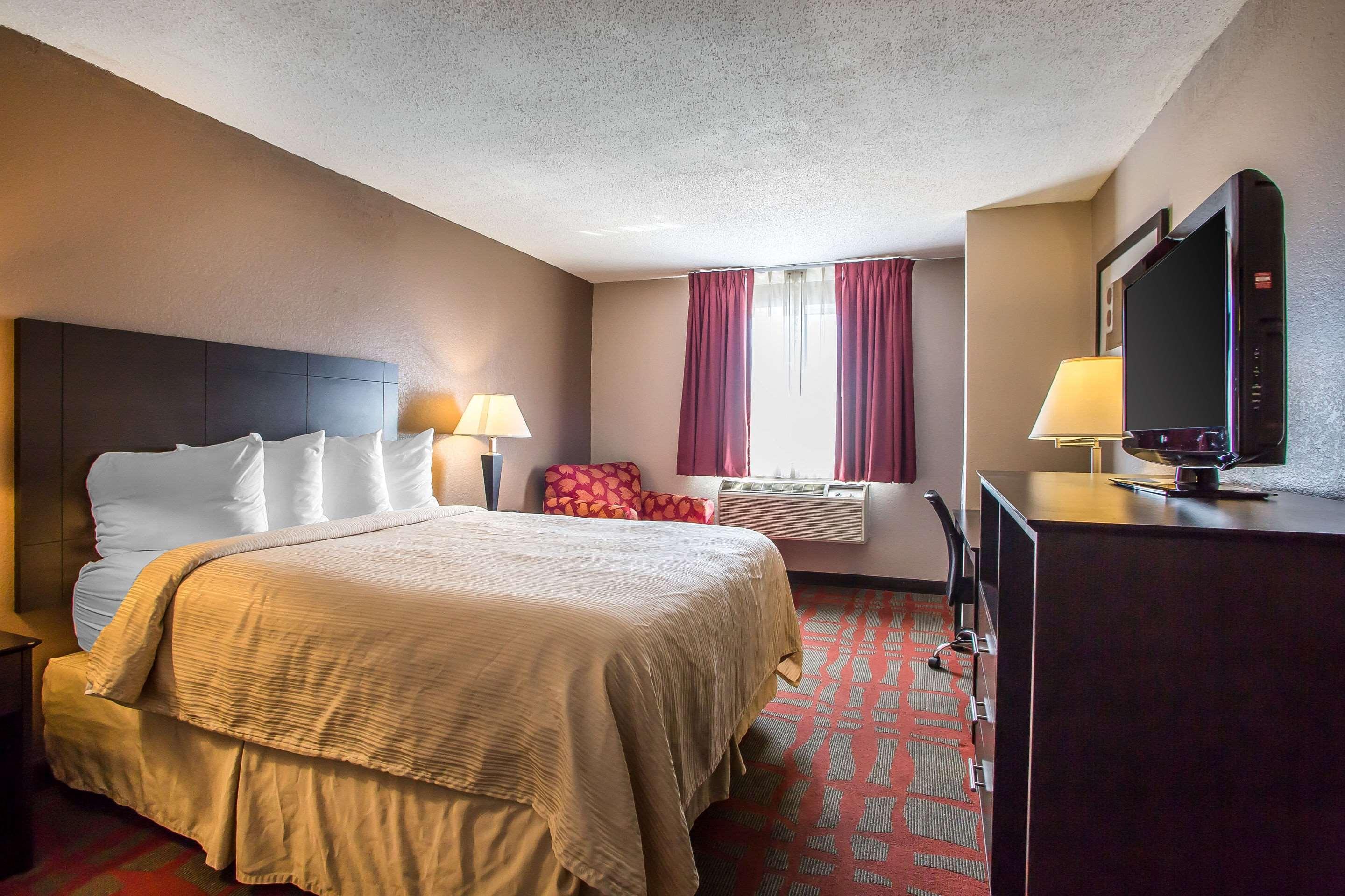 Quality Inn & Suites West Bend Екстериор снимка