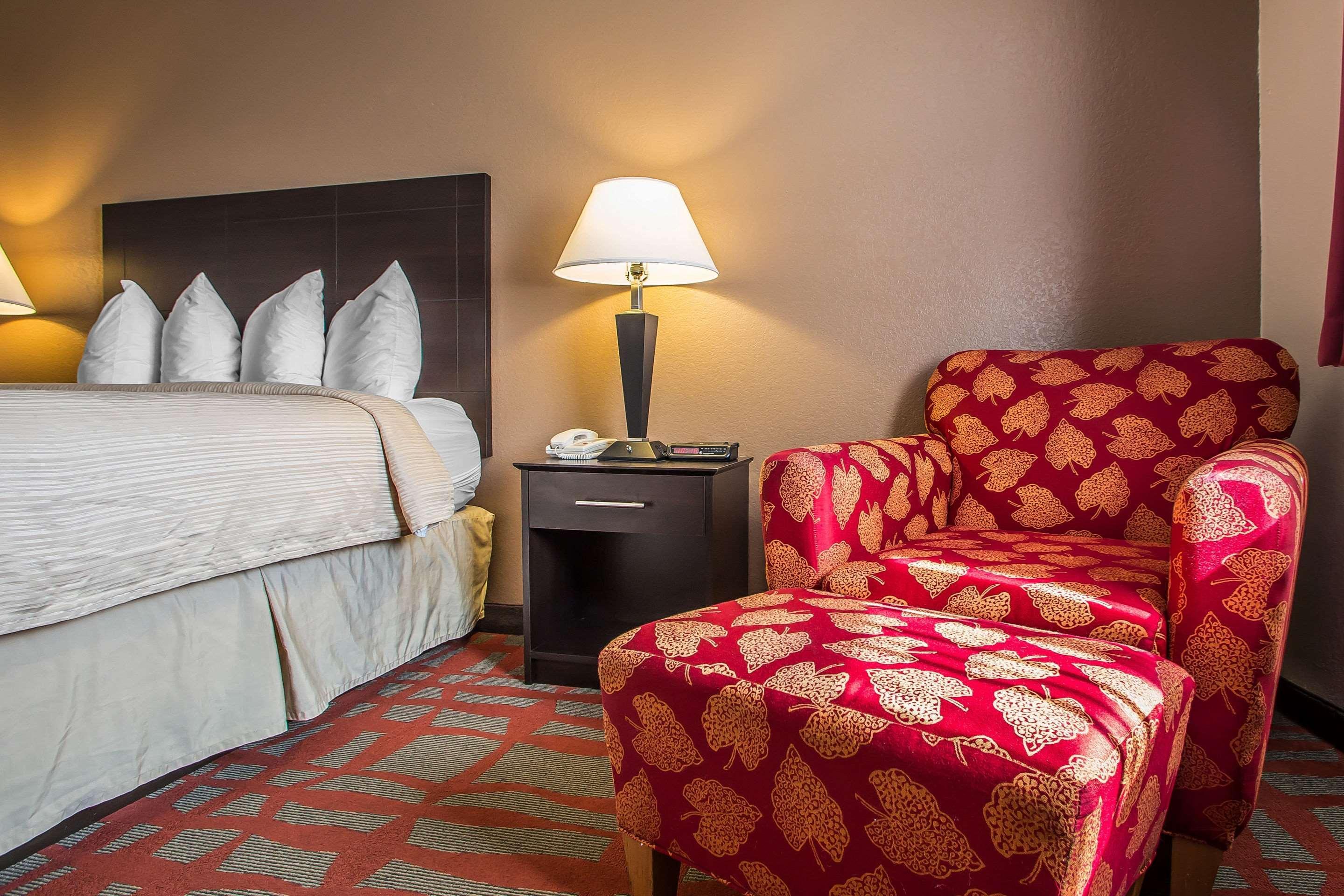 Quality Inn & Suites West Bend Екстериор снимка