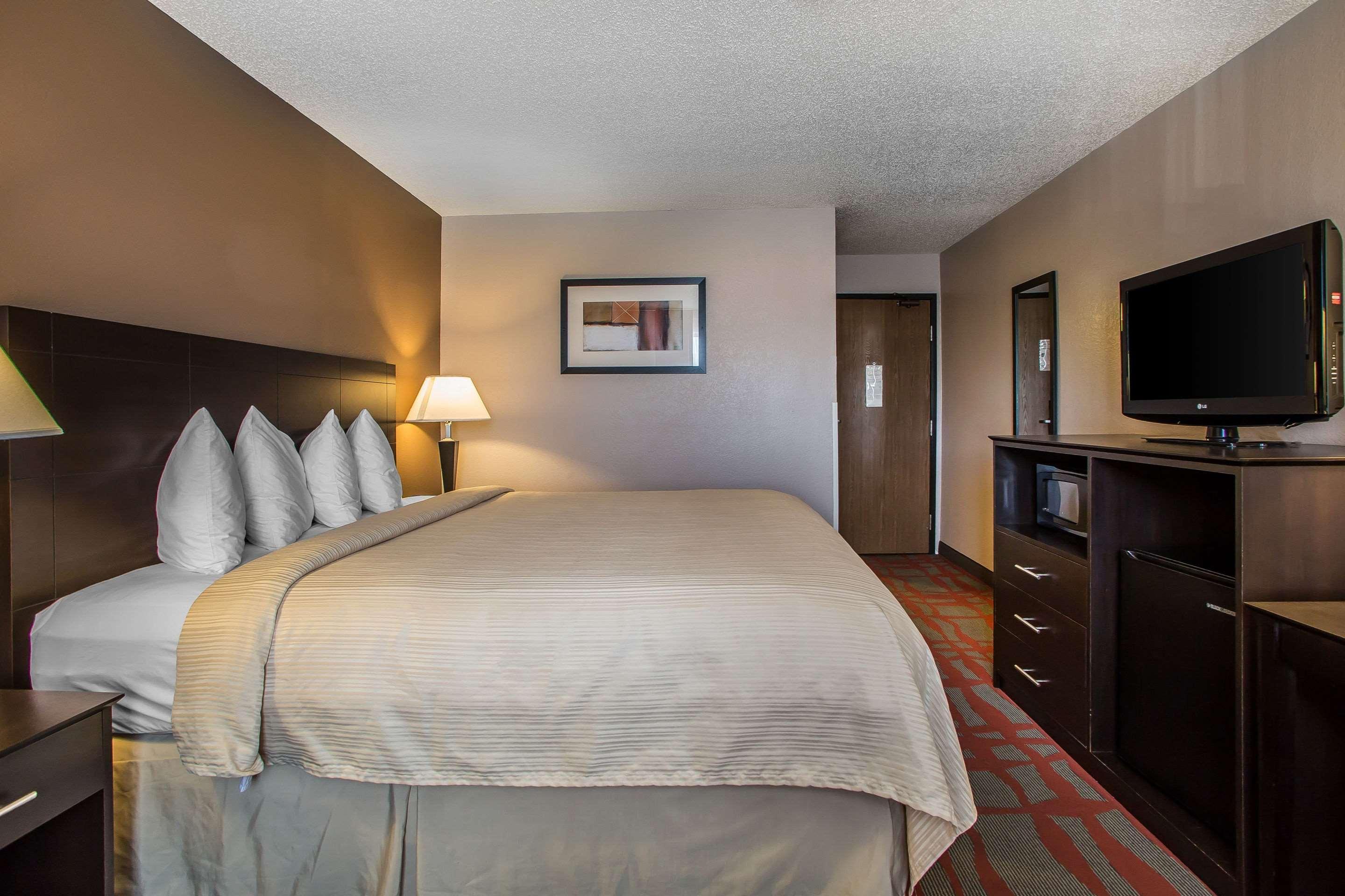 Quality Inn & Suites West Bend Екстериор снимка