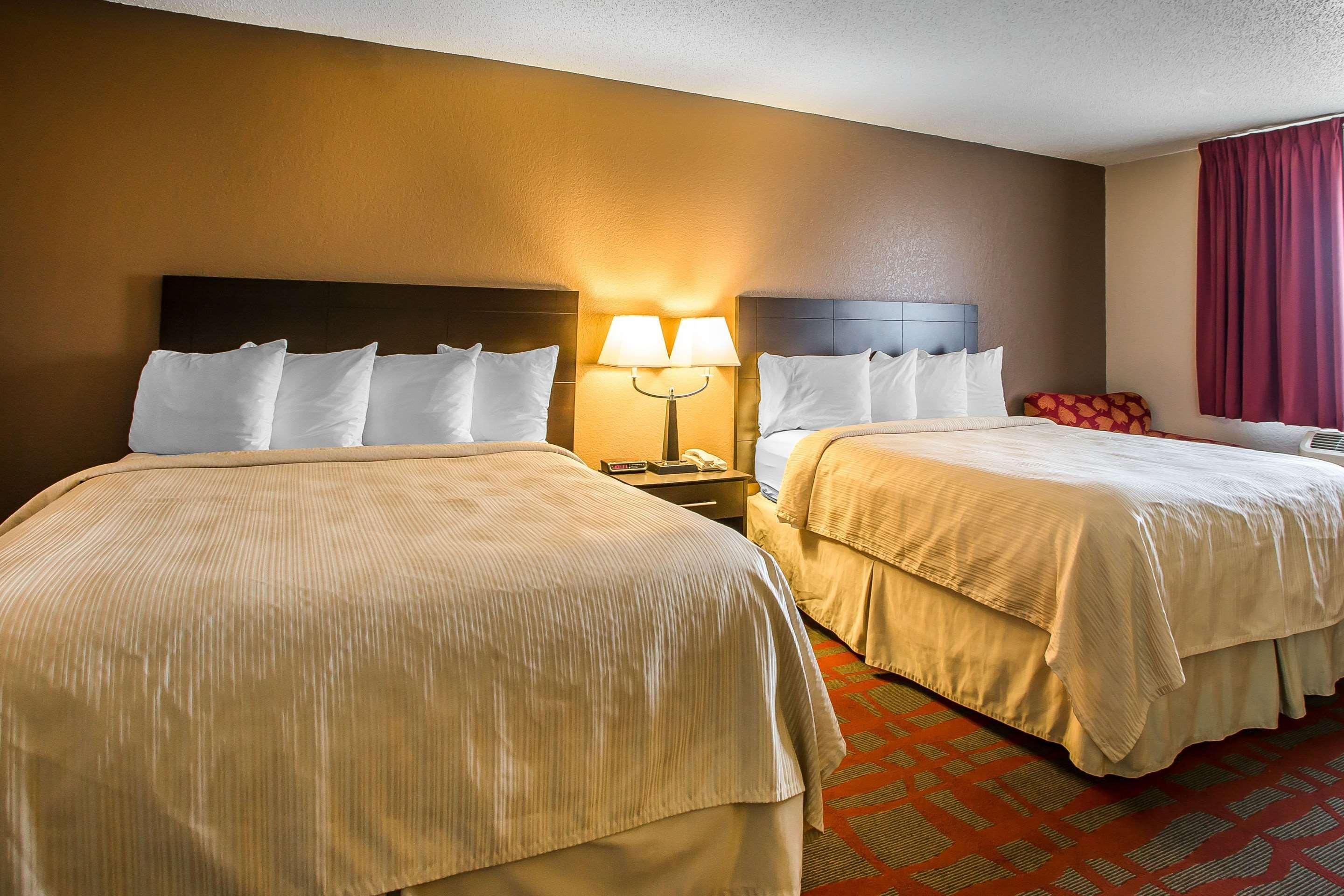 Quality Inn & Suites West Bend Екстериор снимка