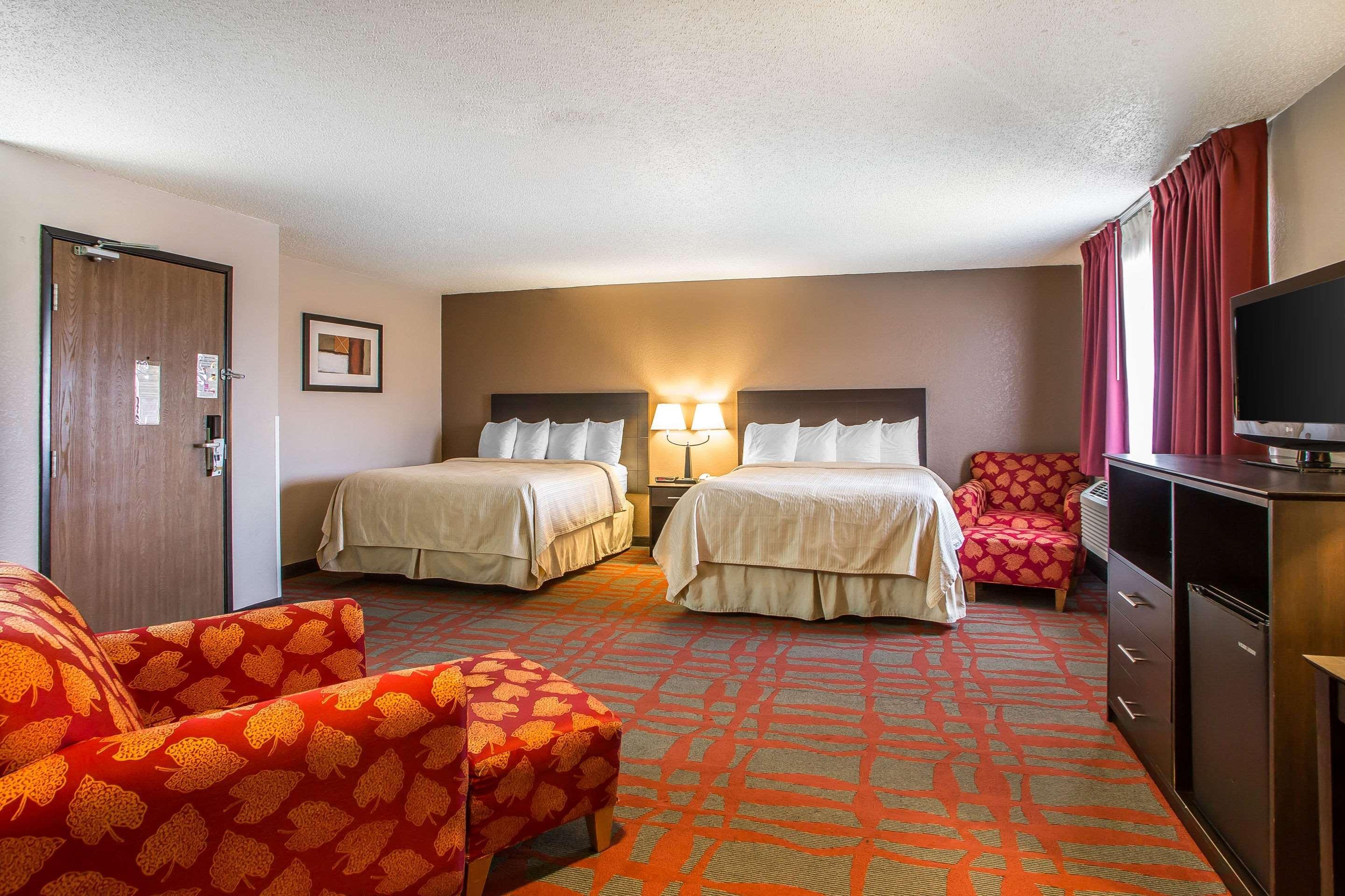 Quality Inn & Suites West Bend Екстериор снимка