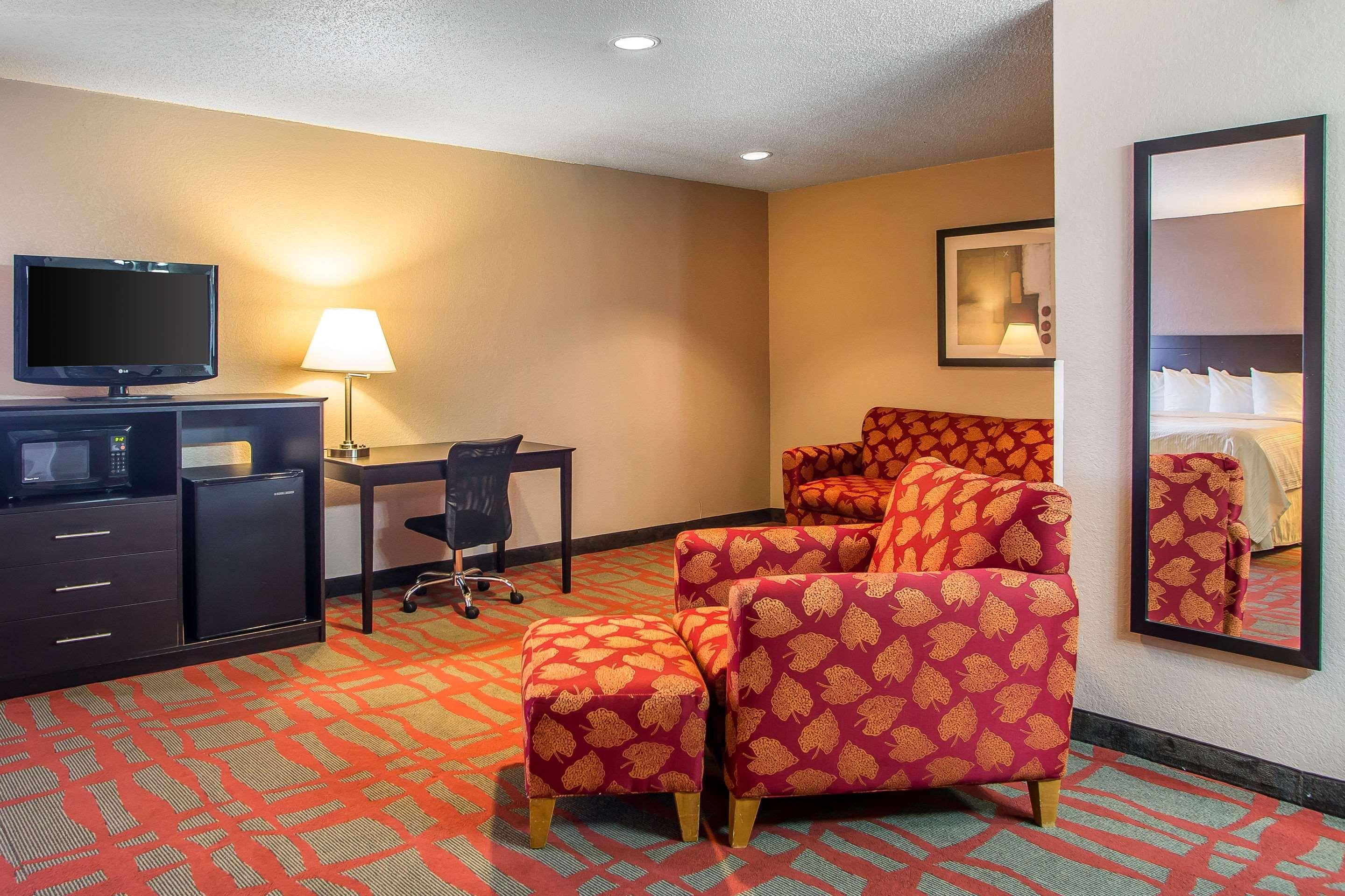 Quality Inn & Suites West Bend Екстериор снимка