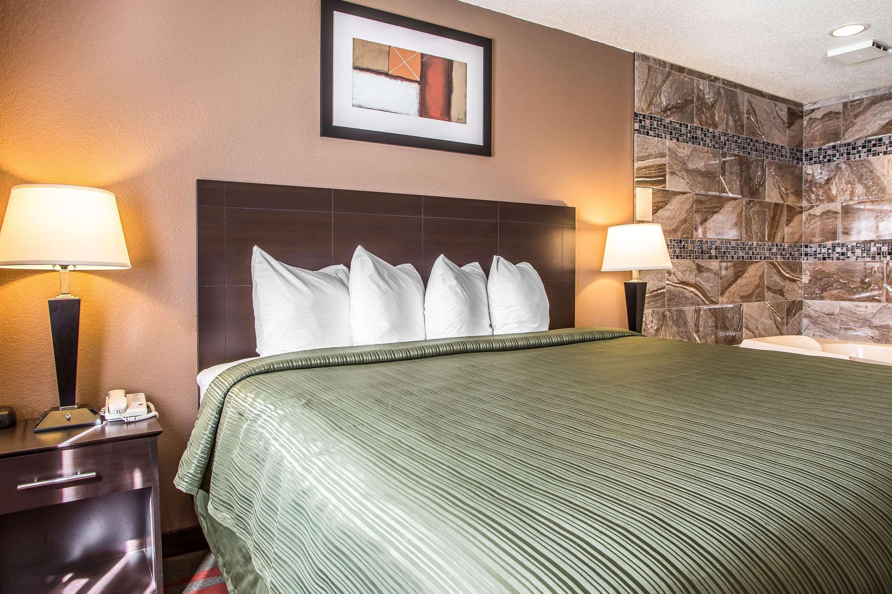 Quality Inn & Suites West Bend Екстериор снимка
