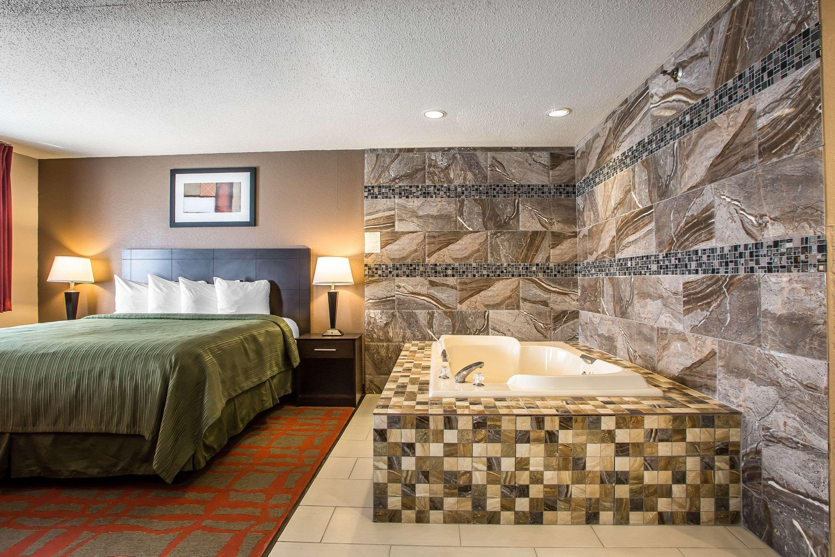 Quality Inn & Suites West Bend Екстериор снимка
