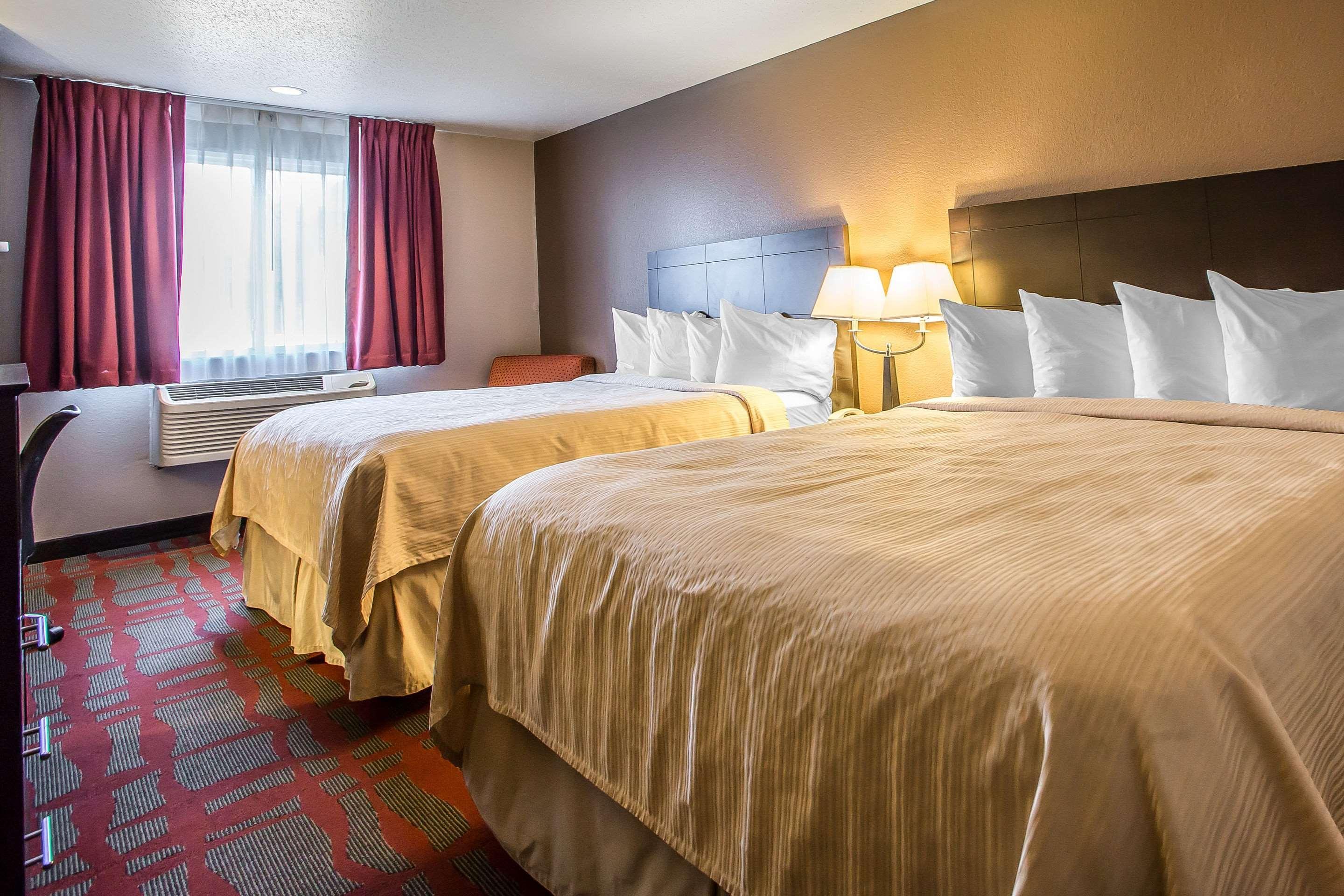 Quality Inn & Suites West Bend Екстериор снимка