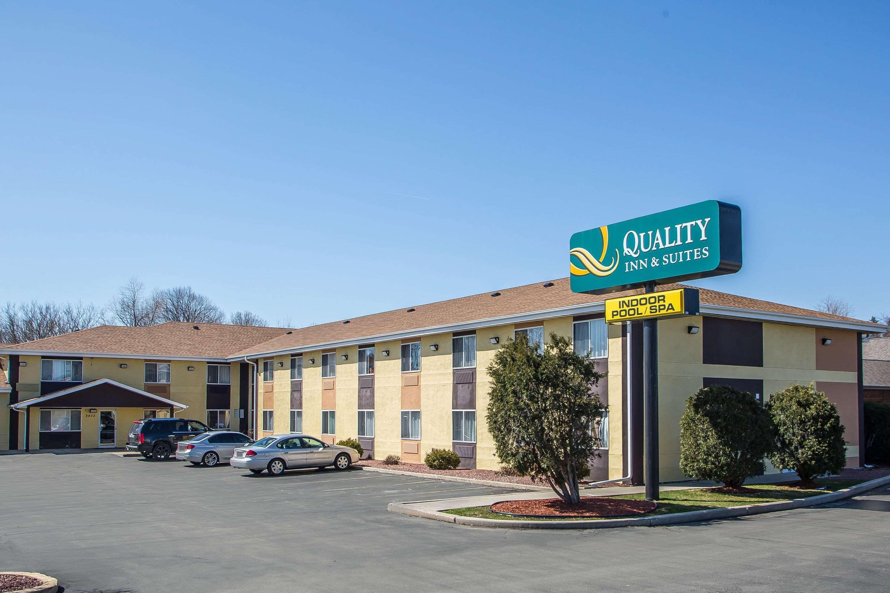 Quality Inn & Suites West Bend Екстериор снимка