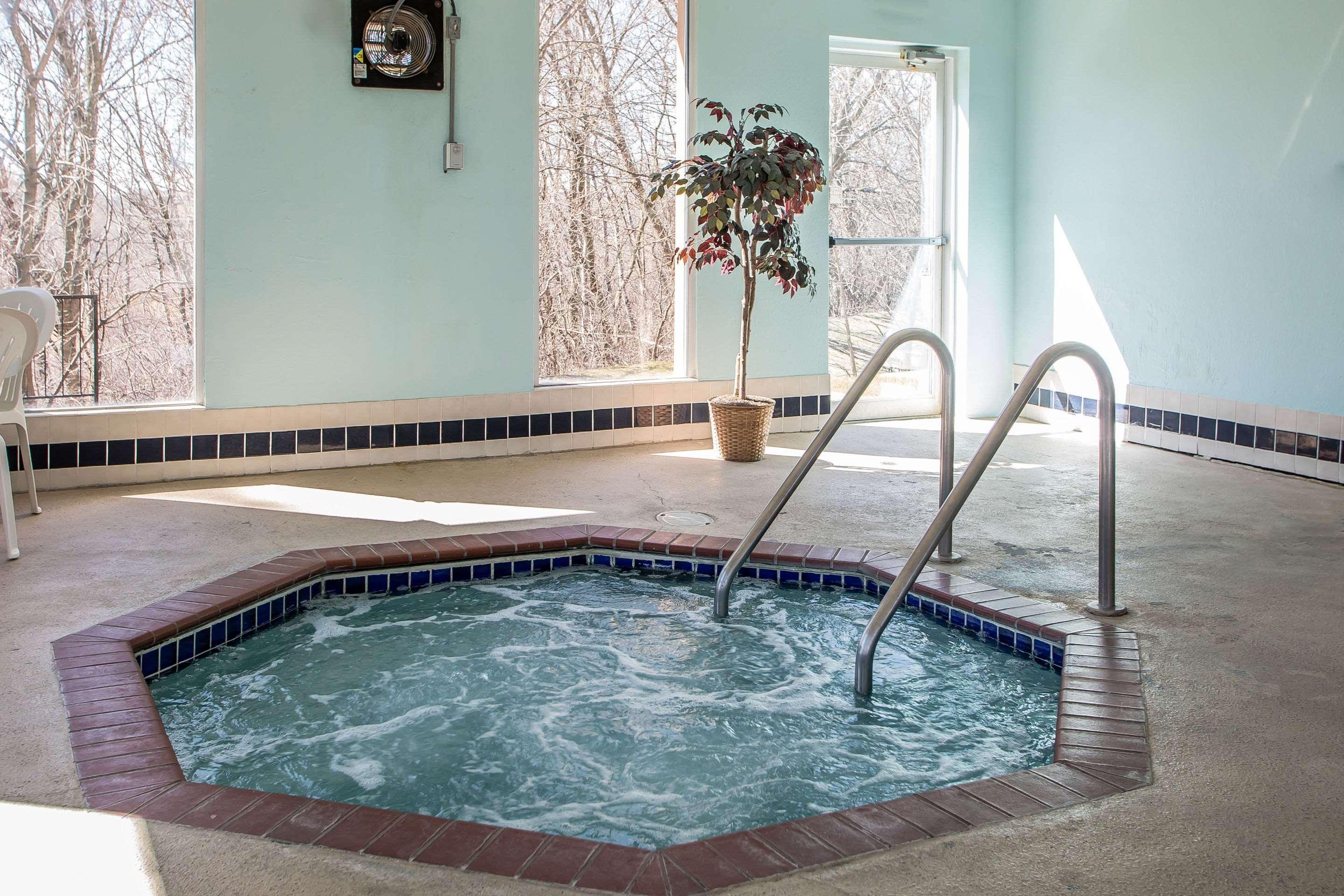 Quality Inn & Suites West Bend Екстериор снимка