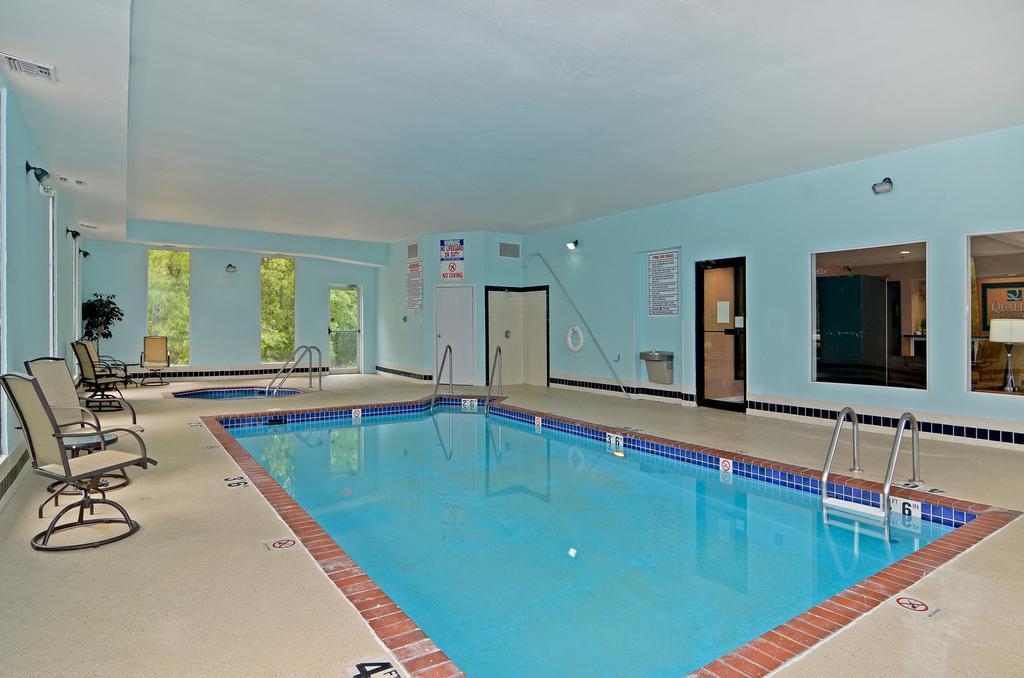 Quality Inn & Suites West Bend Екстериор снимка