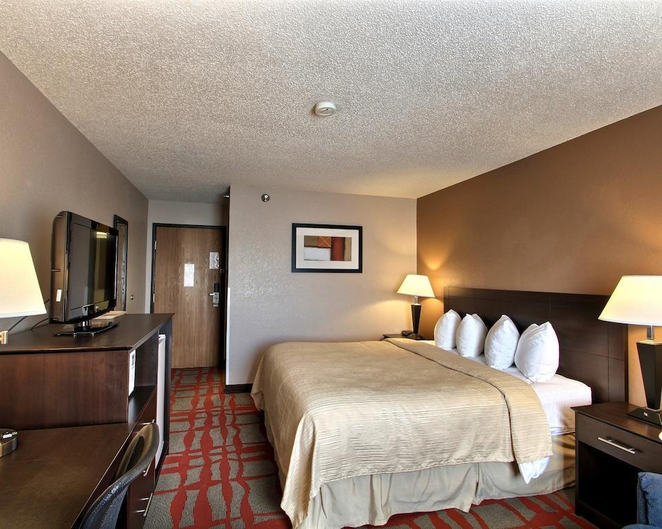 Quality Inn & Suites West Bend Екстериор снимка