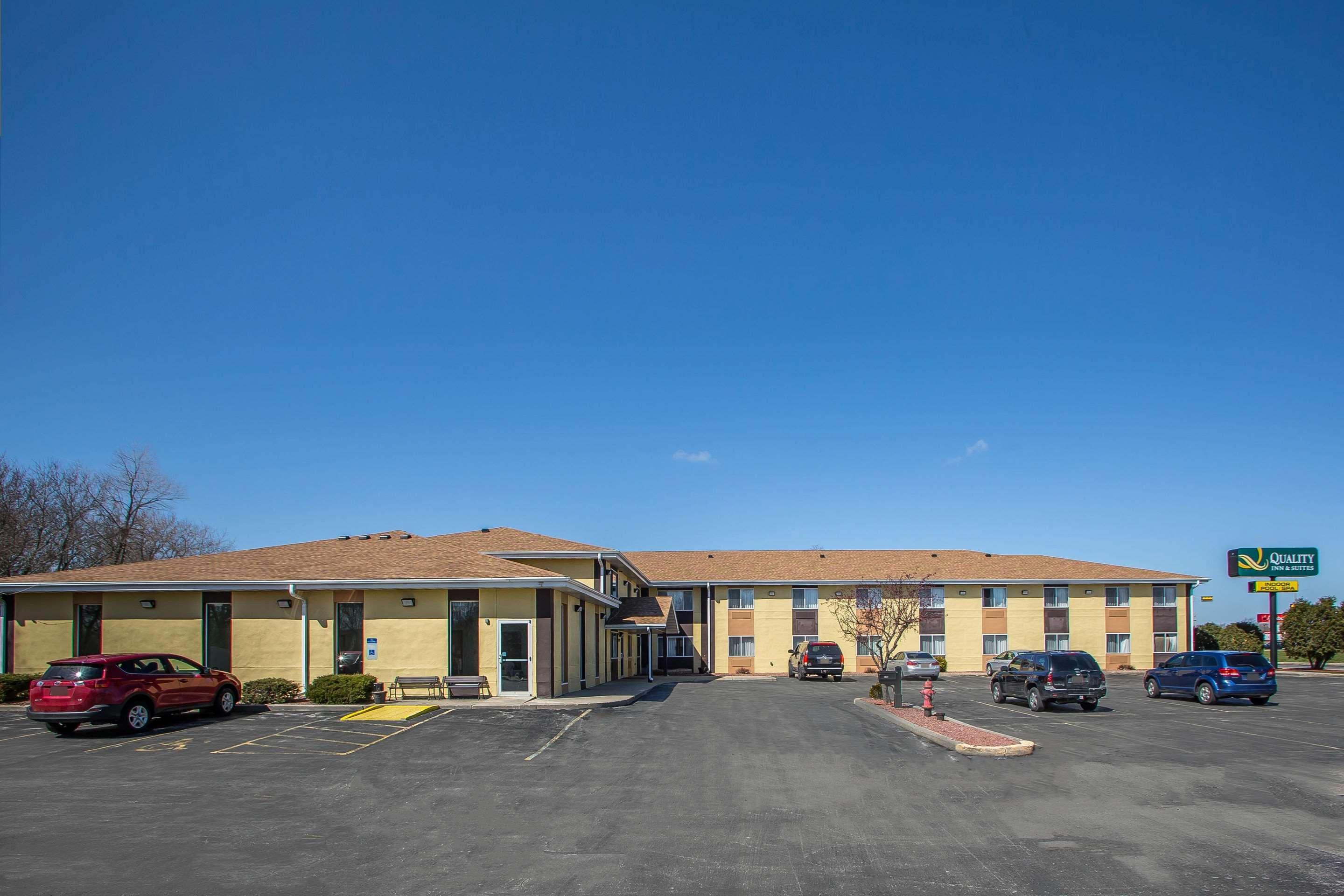 Quality Inn & Suites West Bend Екстериор снимка