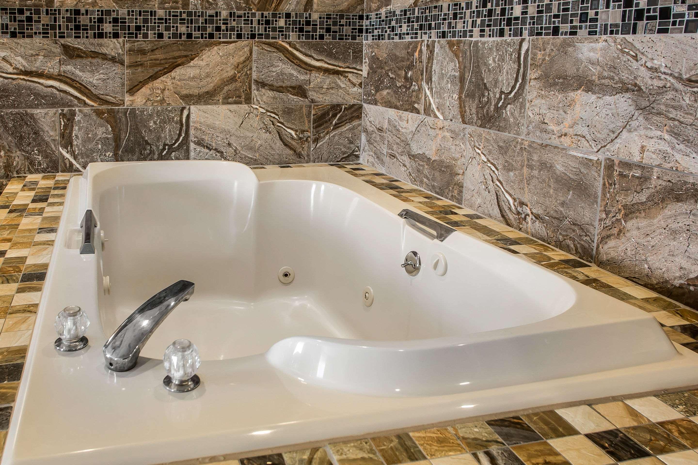 Quality Inn & Suites West Bend Екстериор снимка