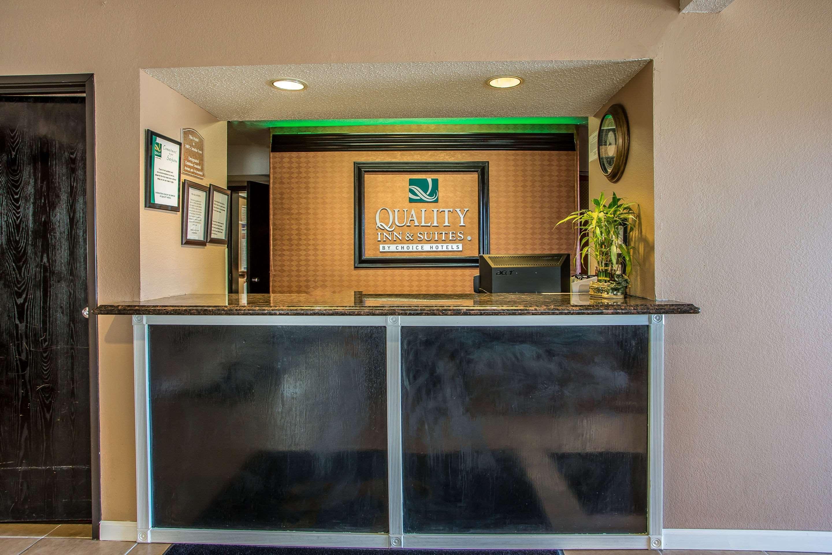 Quality Inn & Suites West Bend Екстериор снимка