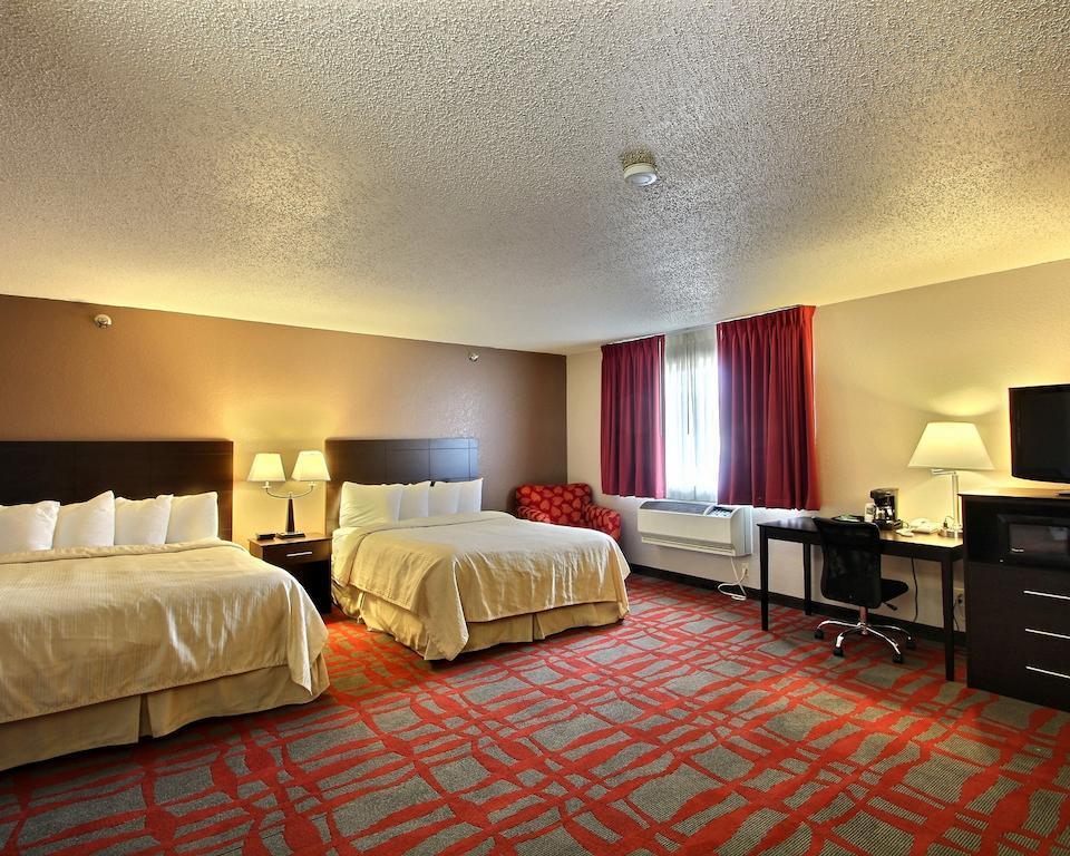 Quality Inn & Suites West Bend Екстериор снимка