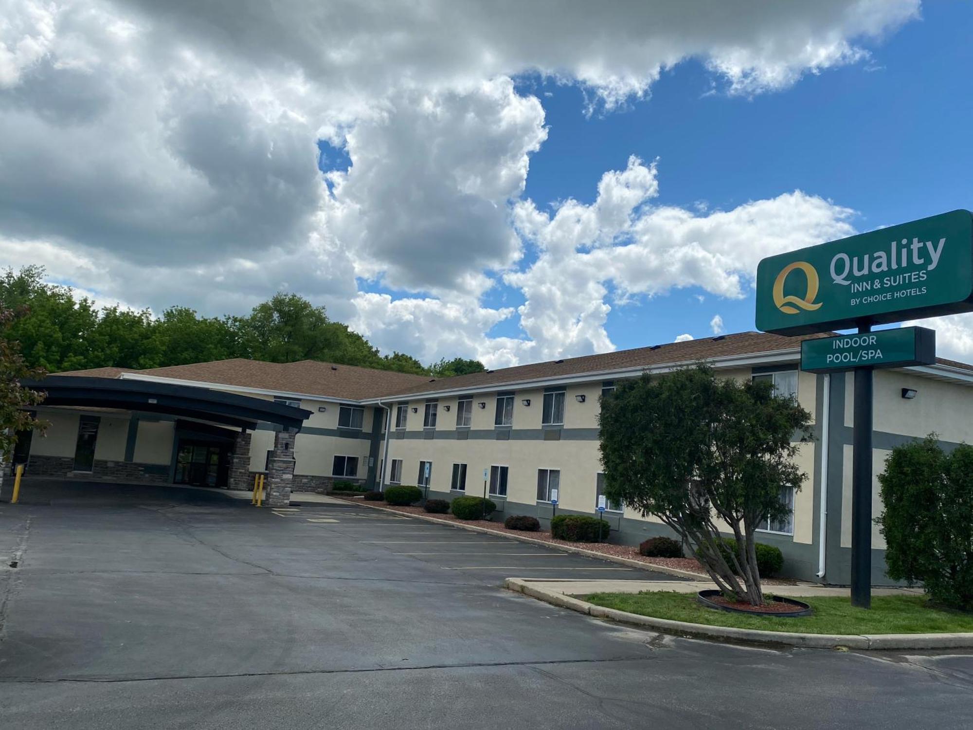 Quality Inn & Suites West Bend Екстериор снимка
