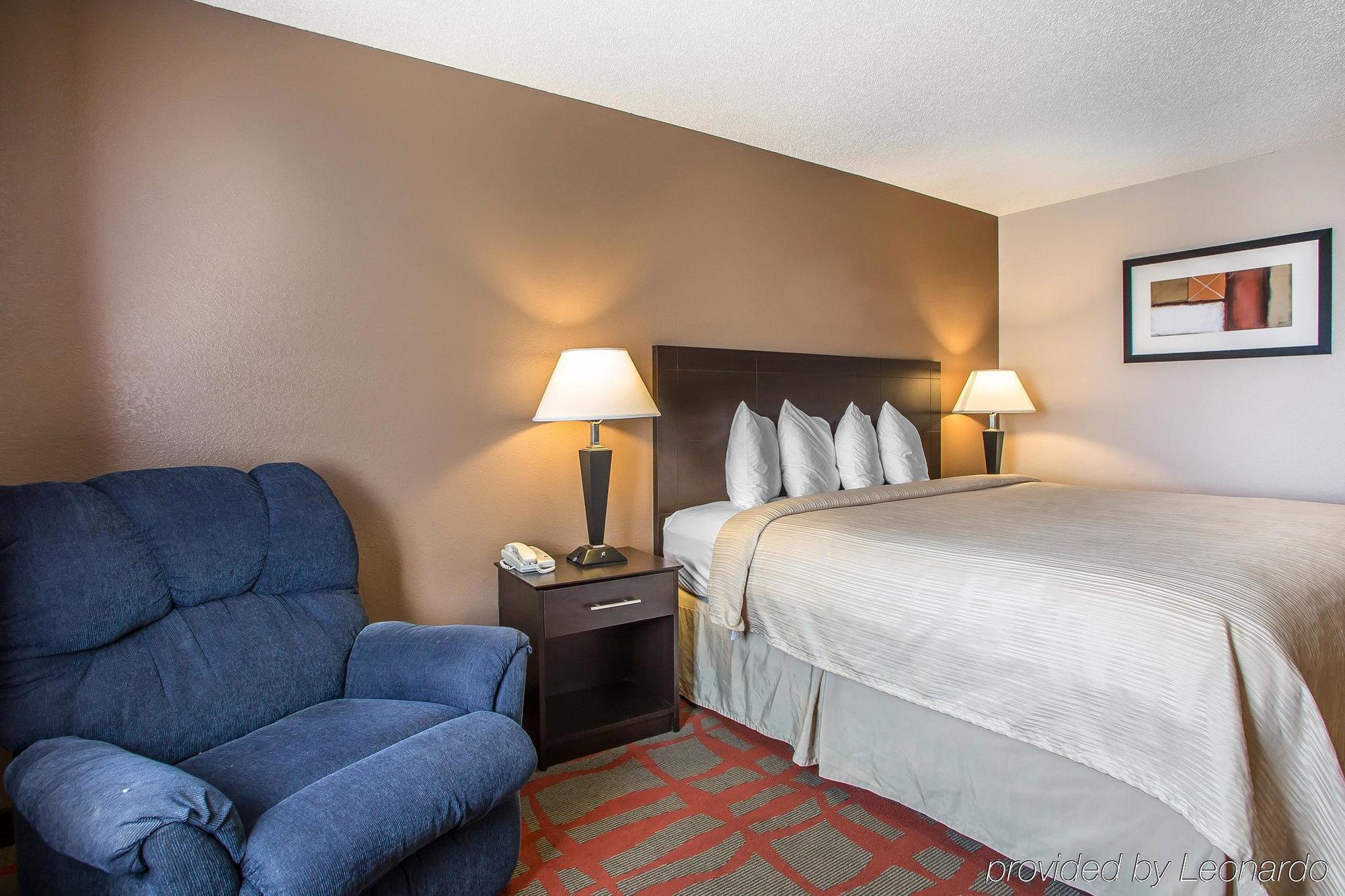 Quality Inn & Suites West Bend Екстериор снимка