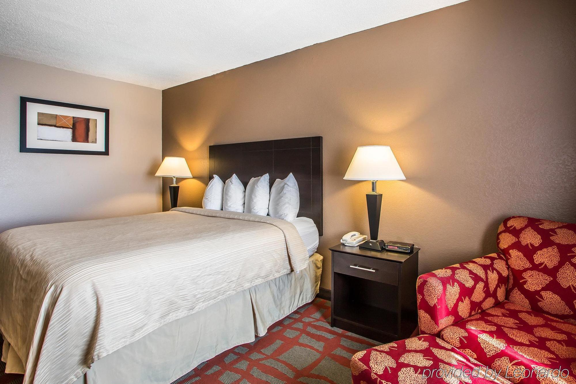 Quality Inn & Suites West Bend Екстериор снимка