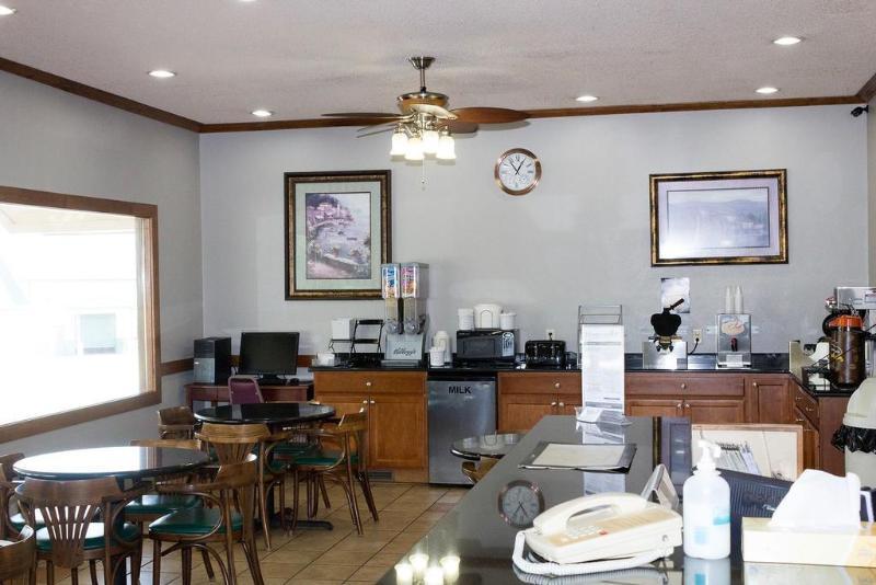 Quality Inn & Suites West Bend Екстериор снимка