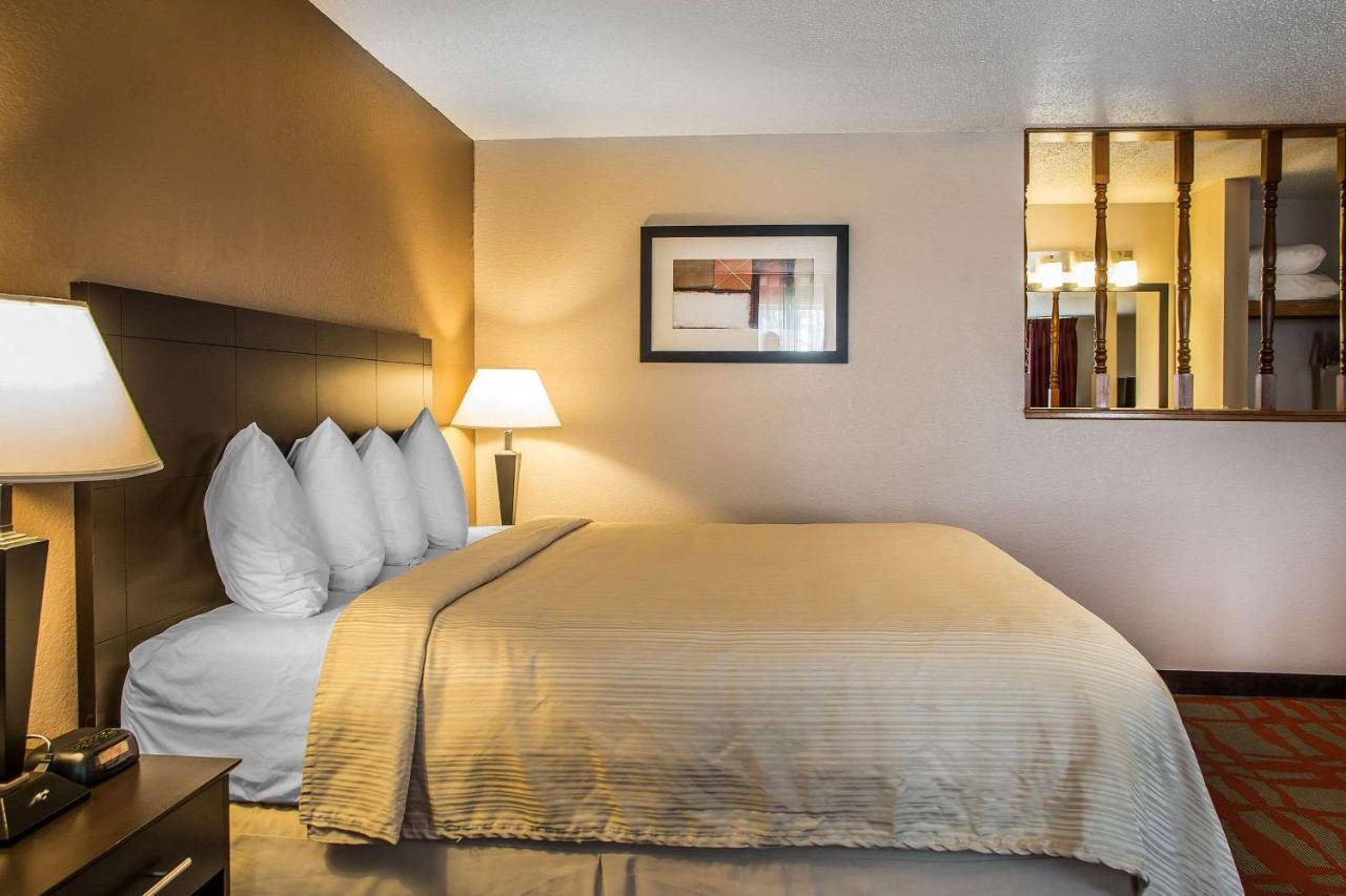 Quality Inn & Suites West Bend Екстериор снимка