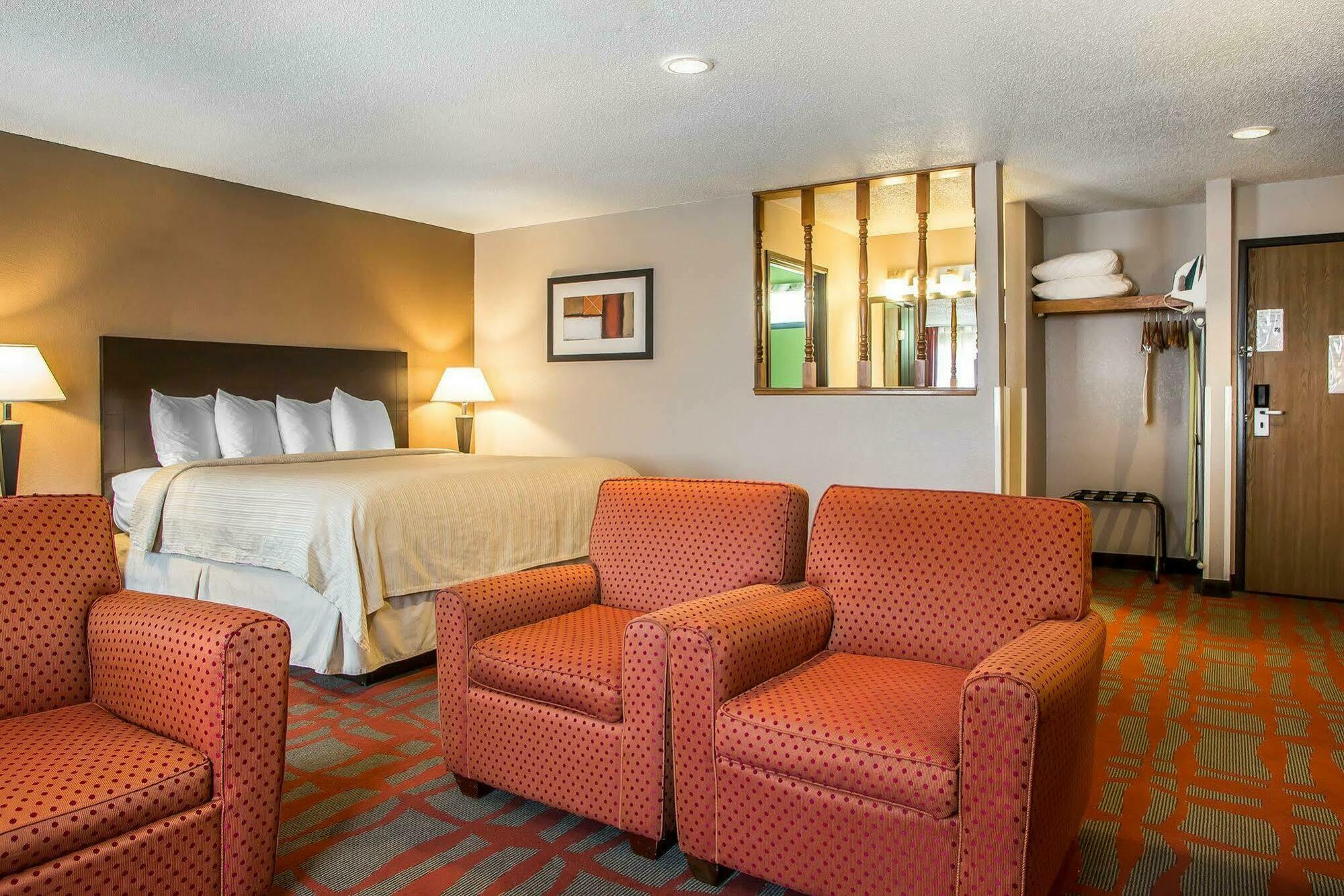 Quality Inn & Suites West Bend Екстериор снимка